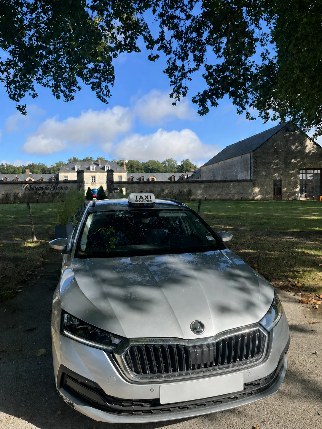 Skoda Octavia Break grise de Taxi Gare Champagne Ardennes devant le Château de Bétheny